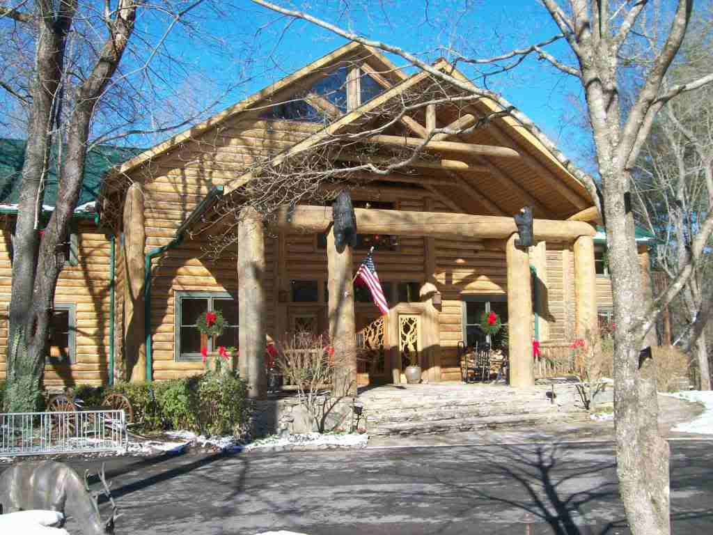 Townsend, TN - Dancing Bear Lodge & Restaurant