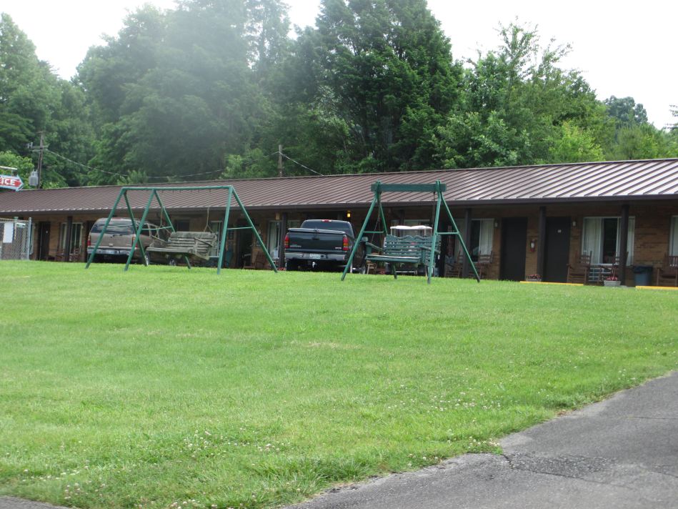 Grounds at Headrick's River Breeze Motel